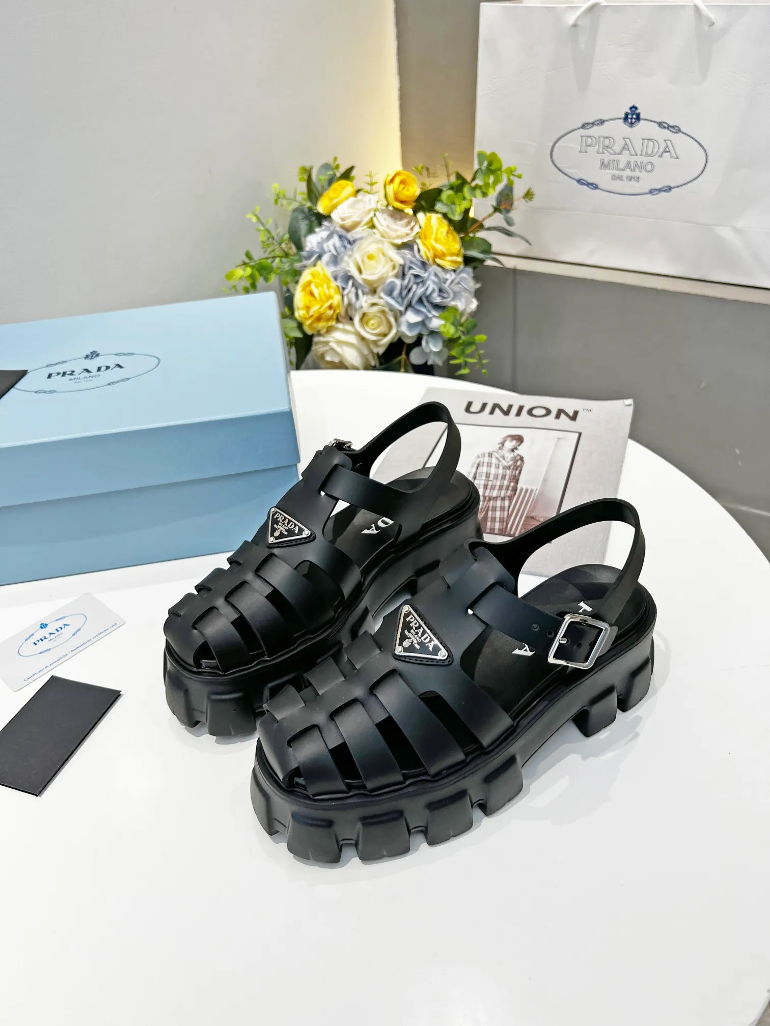 👟👟Ex-factory price 460👟👟 Super popular prada 2022 latest spring and summer zigzag Roman braided thick-soled rubber sandals E64. Retro, fashionable and avant-garde gears with 55mm thick soles and rubber uppers make the whole pair of shoes light and comfortable. Bright colors provide a variety of choices for fashionable people with different styles! The iconic metal triangle logo is paired with the shape of ancient beach sandals. Every design element is fashionable! Code number 35-40